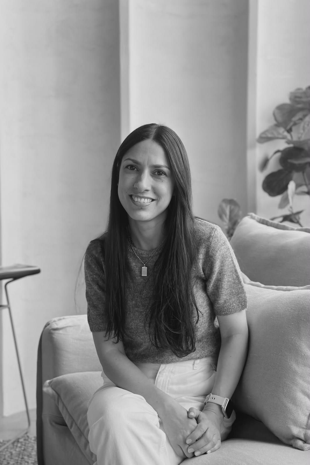 Eugenia Gómez Ruiz, en blanco y negro, sentada en un sillón