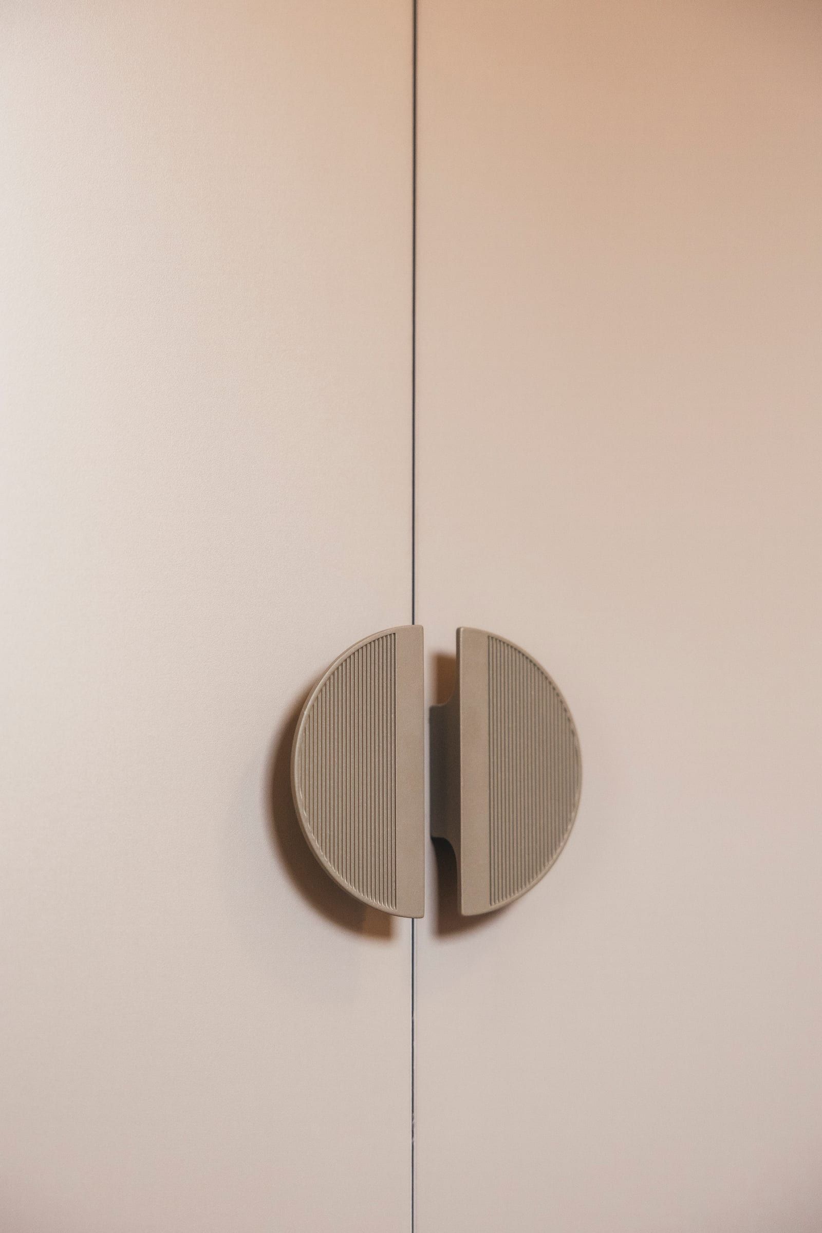 Detalle de los tiradores de madera y metal de un placard