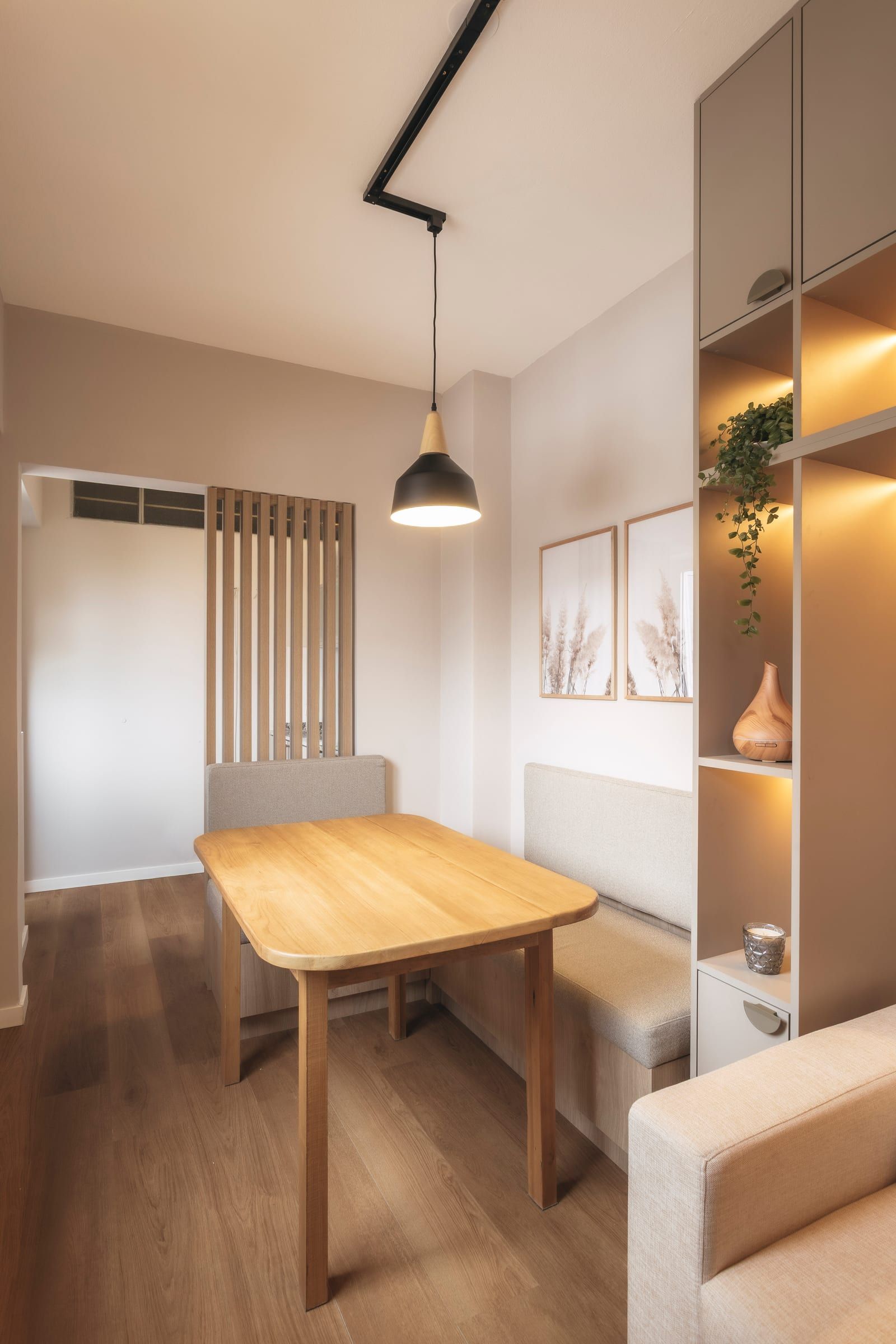 Comedor completo con panel de listones, cuadro y lámpara colgante