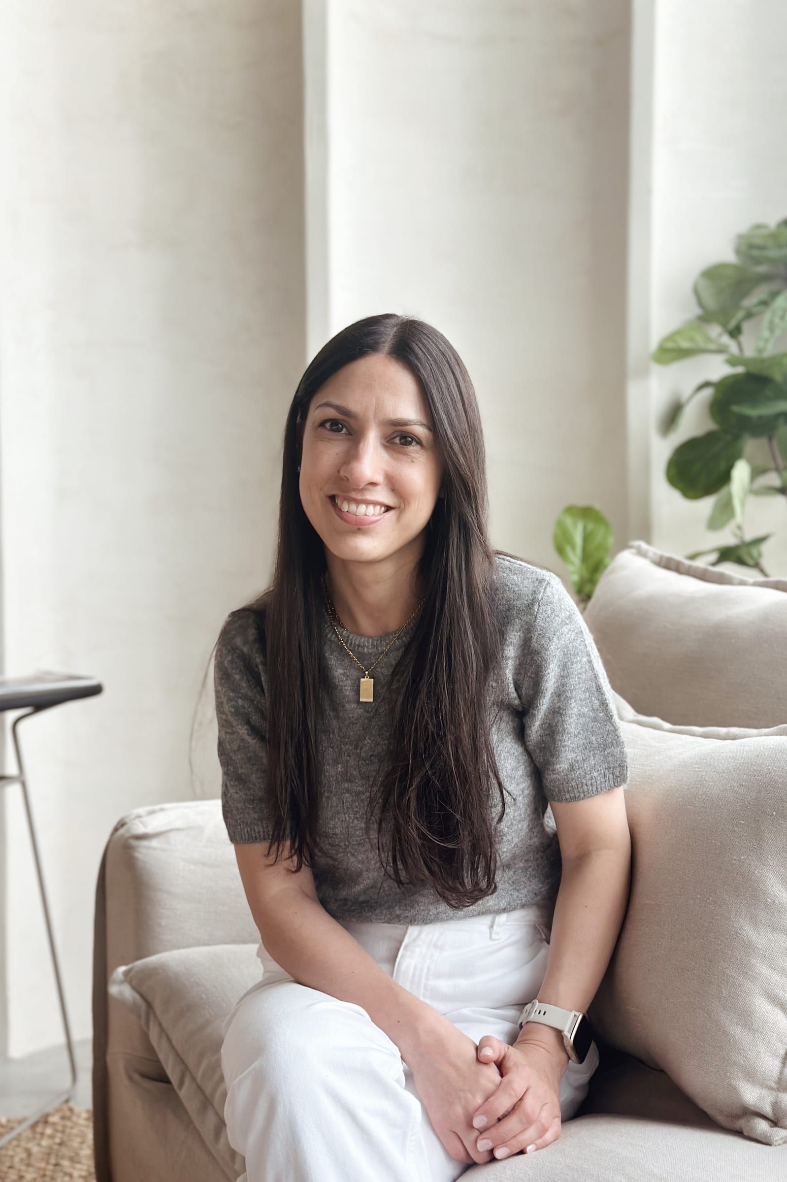 Eugenia Gómez Ruiz, arquitecta, sentada en un sillón