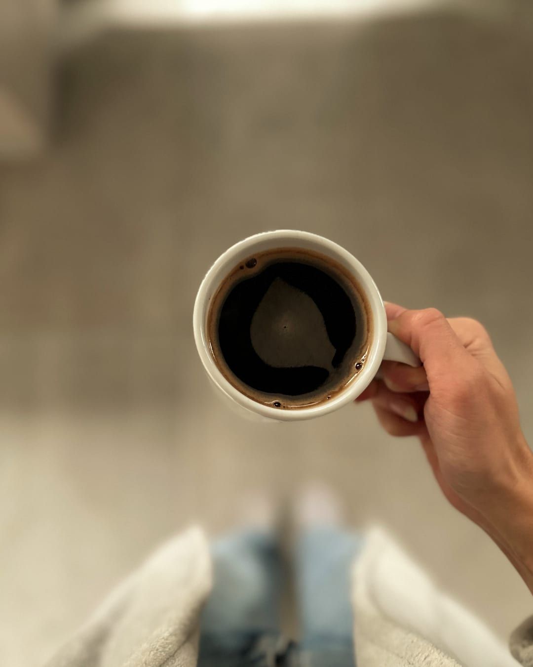 Mano sosteniendo una taza de café